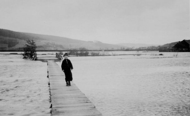 Die "Bohle" bei Hochwasser Steg nach Aufenau bei Hochwasser