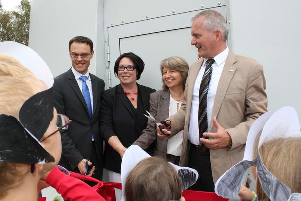 Symbolische Einweihung durch die Offiziellen Symbolische Einweihung durch die Offiziellen