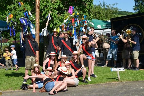 Kerbburschen und -mädels nach dem Aufstellen des Kerbbaumes Kerbburschen und -mädels nach dem Aufstellen des Kerbbaumes