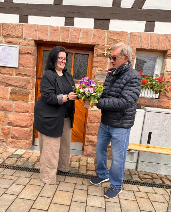 Sabrina Lauster und Frank Schneider bei der symbolischen Schlüsselübergabe
