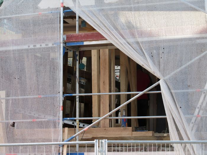 In mühevoller Handarbeit werden fast alle Balken des Fachwerks durch neue ersetzt. Renovierung Rathaus 2017