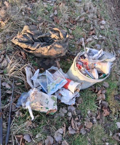 Am Straßenrand gesammelter Müll