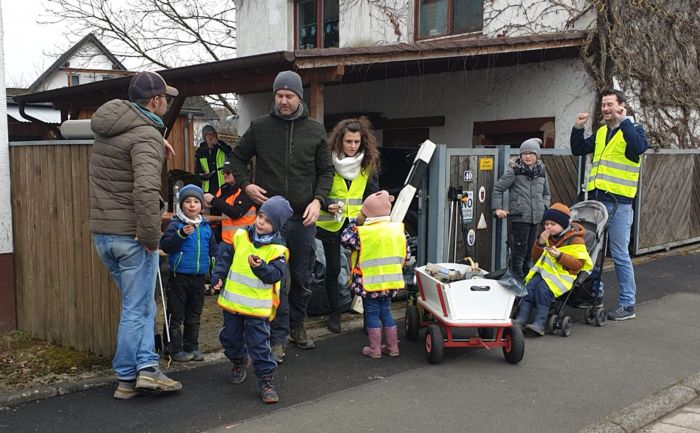 Große und kleine Helfer nach dem Müllsammeln