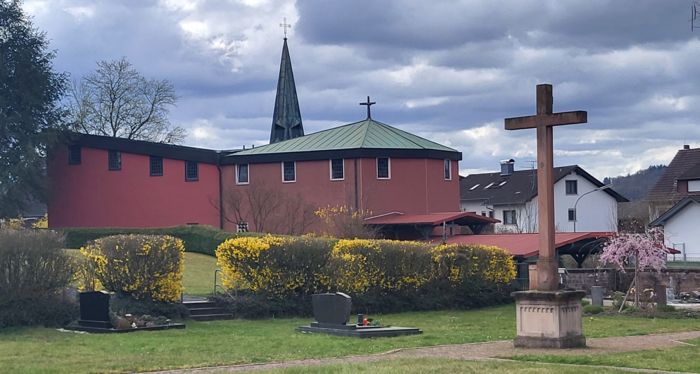 Johannes-Kirche vom Friedhof aus