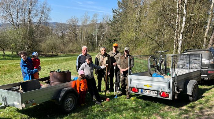 Burkhard Wolf mit Helfern nach der Müllsammelaktion