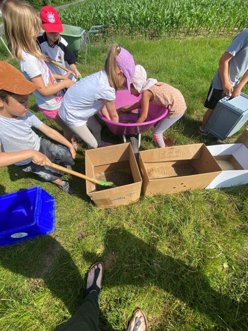 Beim Bau des Barfußpfades