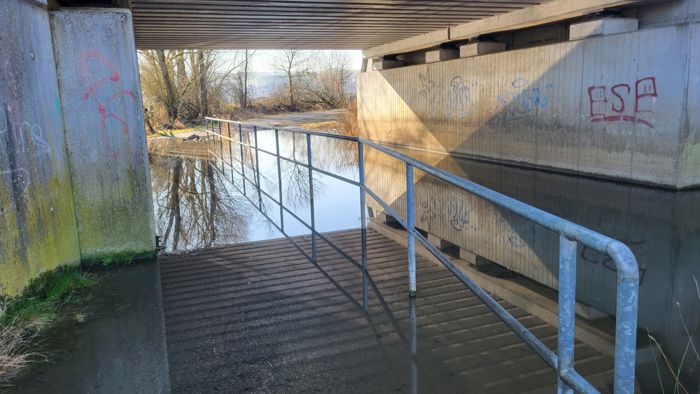 Durch den Rückstau des Biberdamms überschwemmte Unterführung (Neudorfer Seite)