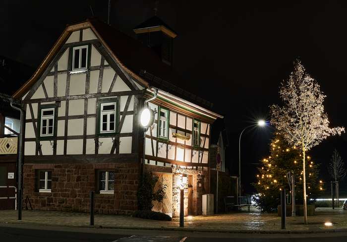 Rathaus Neudorf im Advent 2020 (© Nils Korn) Rathaus Neudorf im Advent 2020 (© Nils Korn)