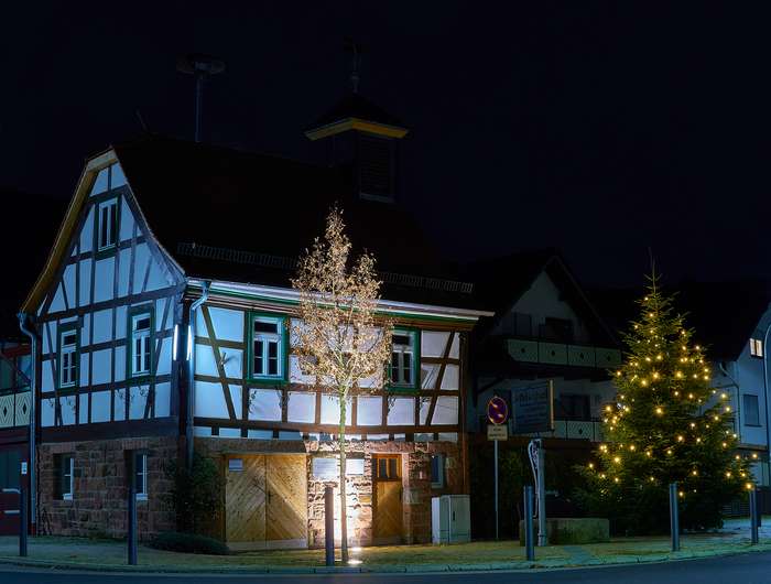 Rathaus Neudorf im Advent 2020 (© Nils Korn) Rathaus Neudorf Advent 2020 by Nils Korn