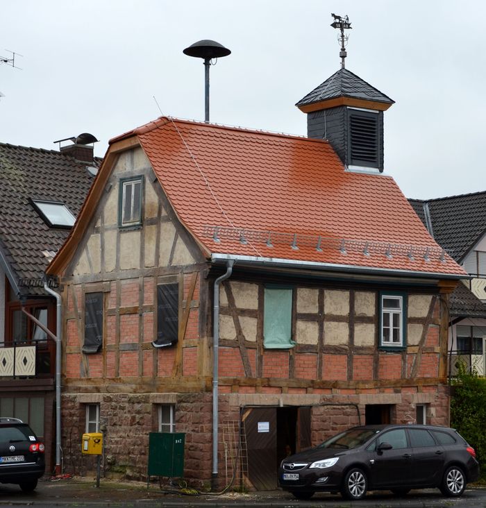 Nach Abbau des Gerüstes ist der Umfang der erfolgten Renovierungsmaßnahmen erkennbar. Altes Rathaus ohne Gerüst im November 2017