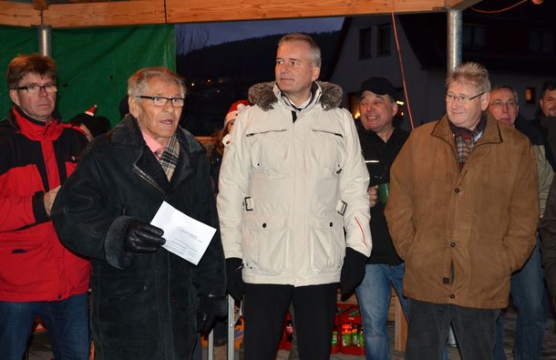 Bürgermeister Krätschmer, 1. Stadtrat Weiher, Stadtverordnetenvorsteher Koch(1. Reihe von links) Einweihung Dorfplatz