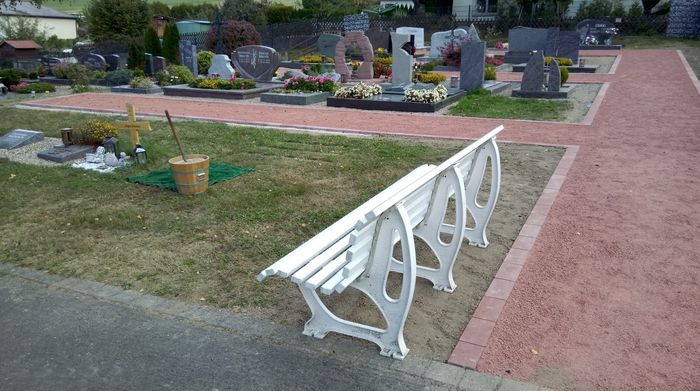 Neue Wege im neuen Teil des Friedhofs Neue Wege im neuen Teil des Friedhofs