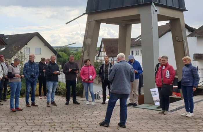 Auf dem Kirchvorplatz