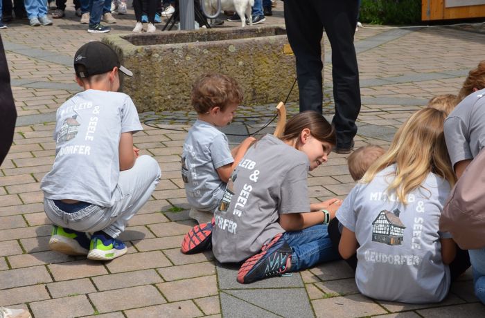 Kinder mit Neudorf-T-Shirt