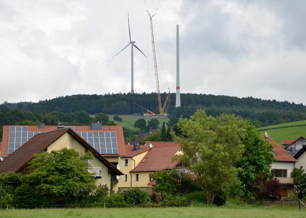 Das erste Windrad ist fertig montiert Das erste Windrad ist fertig montiert