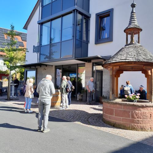 Vor dem Weingut Ruppert