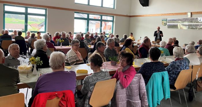 Dr. Peter Tauber bei seinem Vortrag im gut gefüllten DGH Hesseldorf Dr. Peter Tauber bei seinem Vortrag im gut gefüllten DGH Hesseldorf
