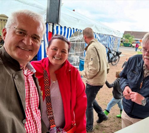 Bürgermeister Andreas Weiher (l.)