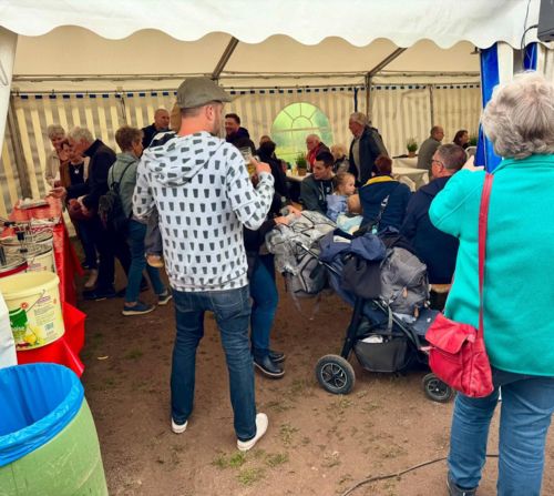 Festzelt am späten Vormittag