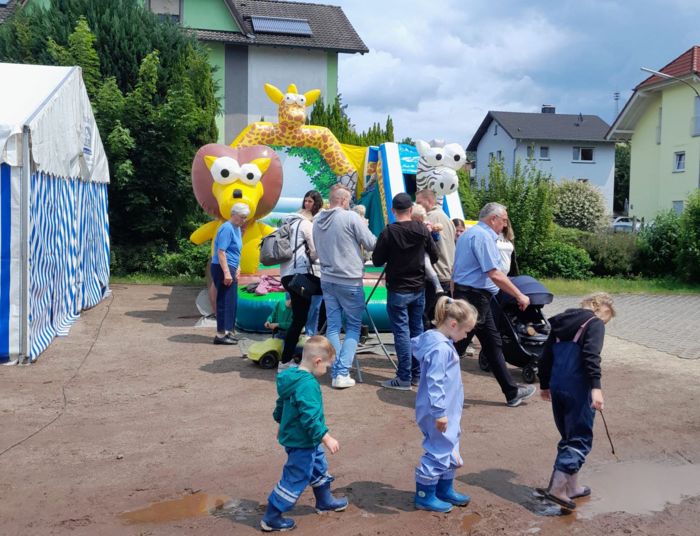 Hüpfburg und Schlammspiele