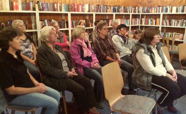 Aufmerksame Zuhörerinnen beim Vortrag von Hern Praesent Entspannungstechniken