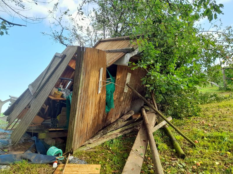 Zerstörter Geräteschuppen - Da dürfte nicht viel zu retten sein Zerstörter Geräteschuppen