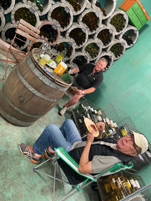 Im Weinkeller bei Kellermeister Klaus Hamann (rechts) Im Weinkeller bei Kellermeister Klaus Hamann (rechts)