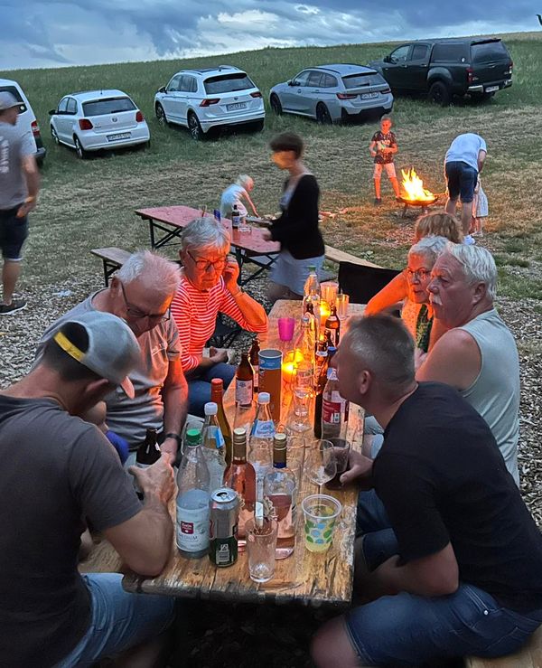 Besucher beim Probieren diverser Weine Besucher beim Probieren diverser Weine