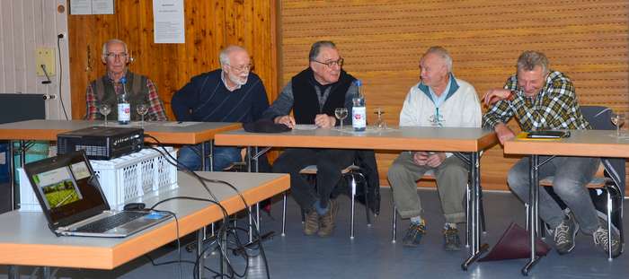 Die Weinmacher des Vereins: Peter Lerch (2.v.l.), Klaus Hamann (3.v.l.), Reinhard Riegel (5.v.l.) Die Weinmacher des Vereins: Peter Lerch (2.v.l.), Klaus Hamann (3.v.l.), Reinhard Riegel (5.v.l.)