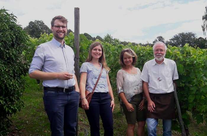 Auch das Pfarrerehepaar Justus und Sarah Mahn (links) hatte mit seinen Kindern den Weg zum Weinberg gefunden (mit Maritta Rasch und Peter Lerch) Kelleroeffnung 2019 Mahn