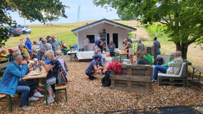 Besucher vor der neuen Hütte Besucher vor der neuen Hütte